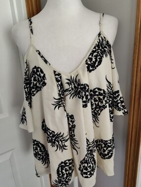 Design Lab Lord& Taylor Cold Shoulder Top With Pineapple Graphics Size Lg
